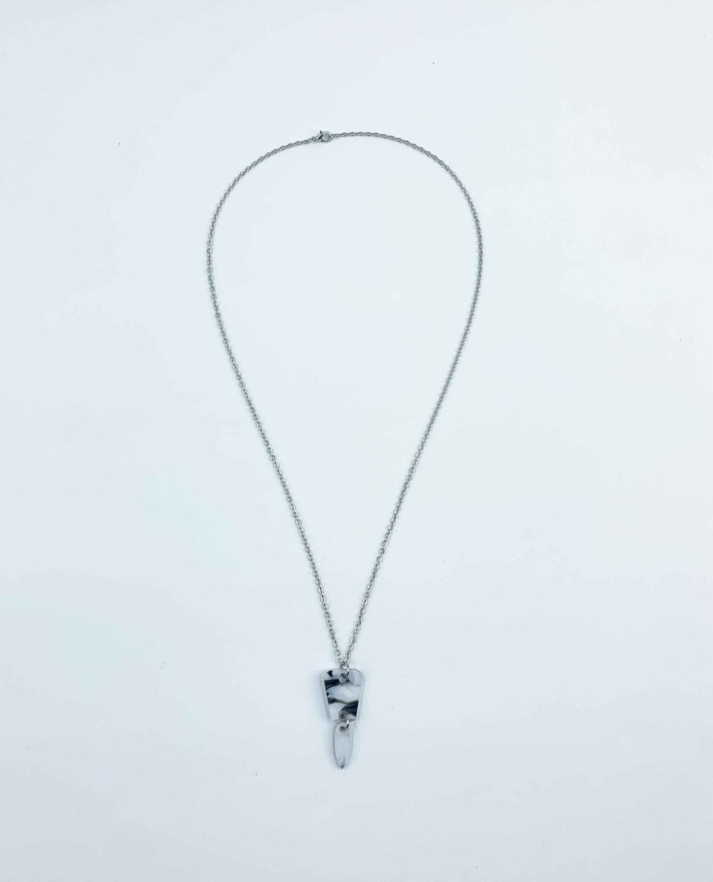 Collar Minimalista de Cadena Plateada con Colgante Abstracto