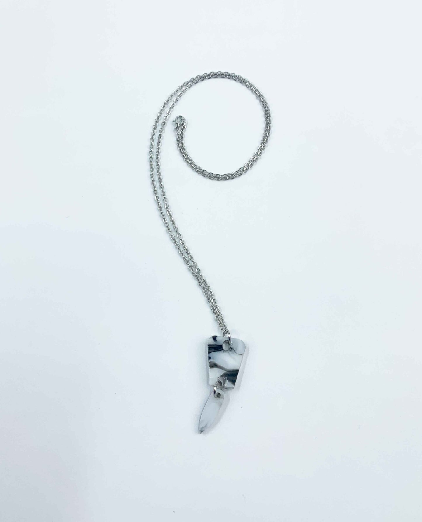 Collar Minimalista de Cadena Plateada con Colgante Abstracto