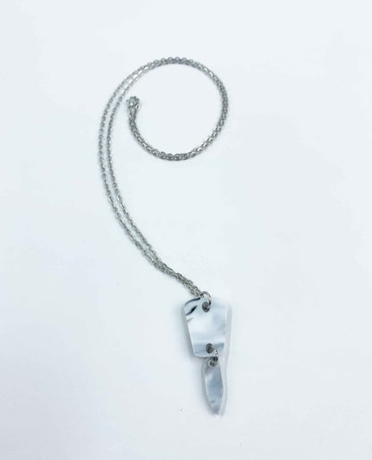 Collar Minimalista de Cadena Plateada con Colgante Abstracto