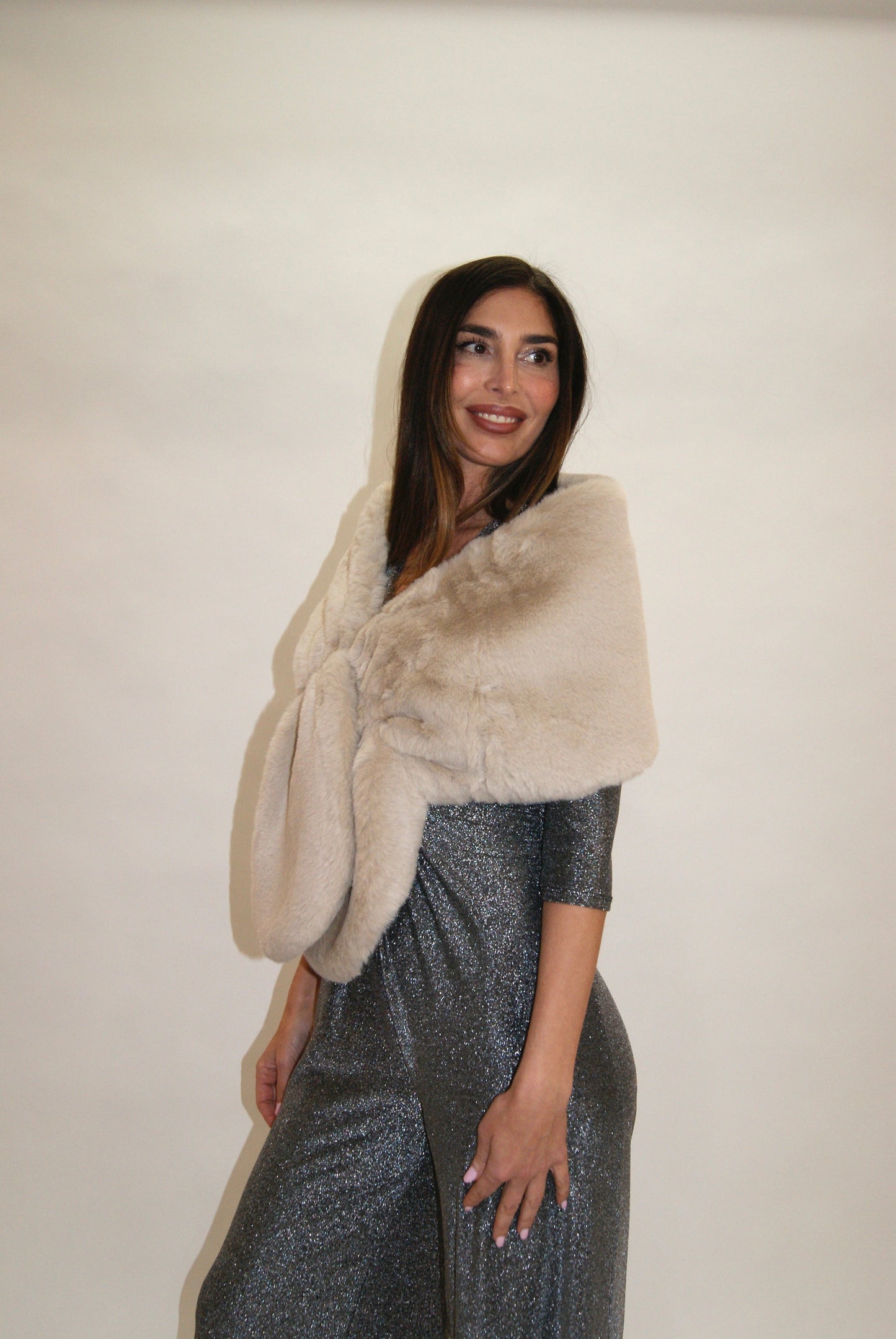 Estola beige de pelo sintética para eventos – El complemento perfecto para Navidad y Nochevieja (Copia)
