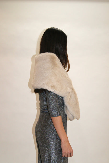 Estola beige de pelo sintética para eventos – El complemento perfecto para Navidad y Nochevieja (Copia)