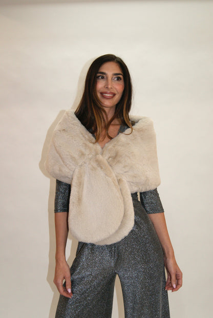Estola beige de pelo sintética para eventos – El complemento perfecto para Navidad y Nochevieja (Copia)