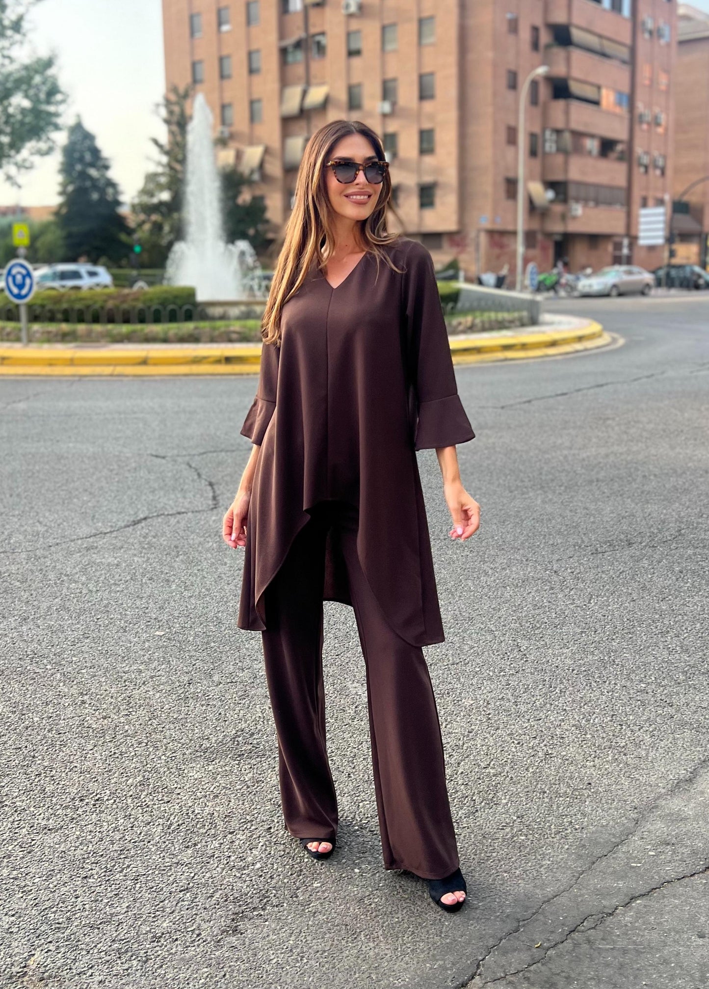 Conjunto túnica larga y pantalón en neocrepe marron chocolate