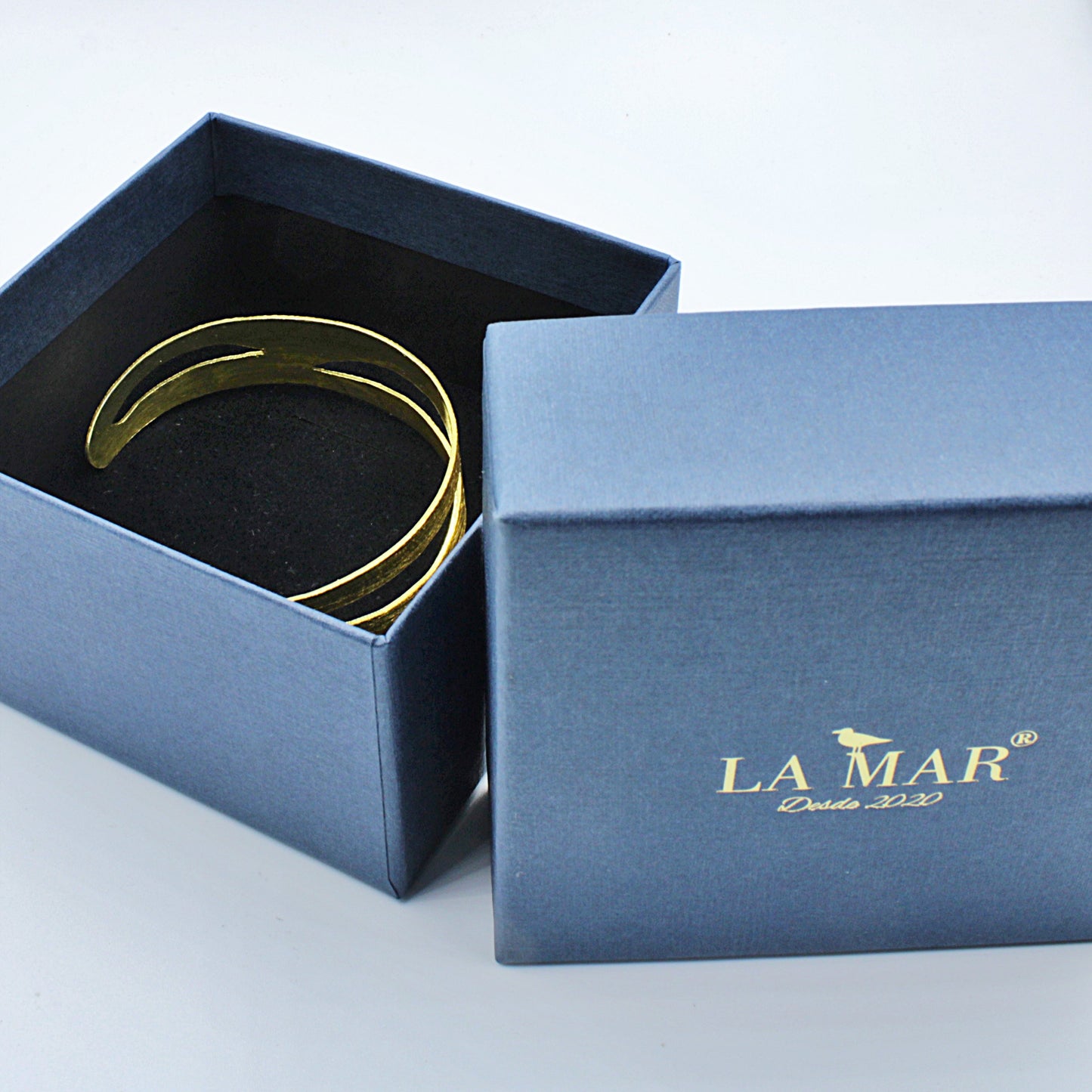 Gold plated AURA bracelet - Design with character